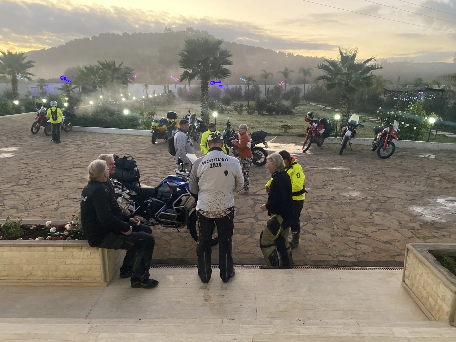 Un groupe de motards se retrouve à Guitar Palace au coucher du jour