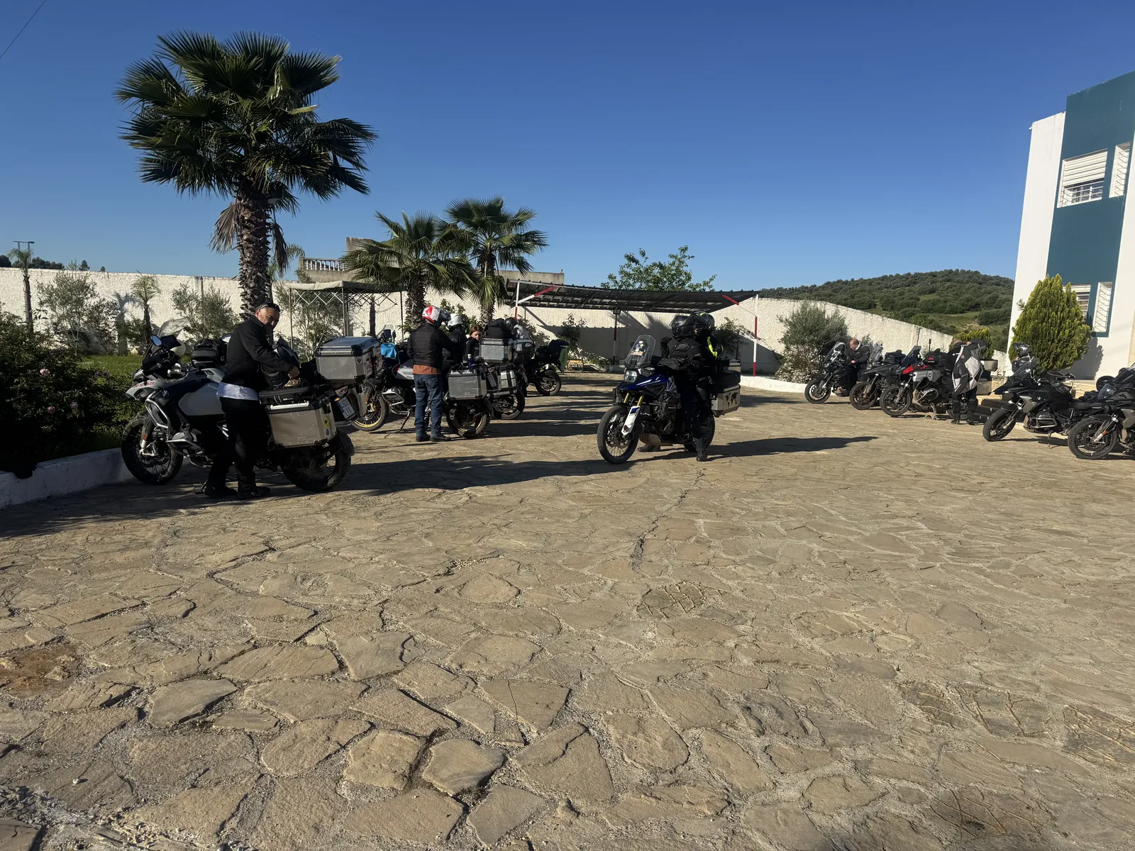 Motos acogidas en el patio de Guitar Palace