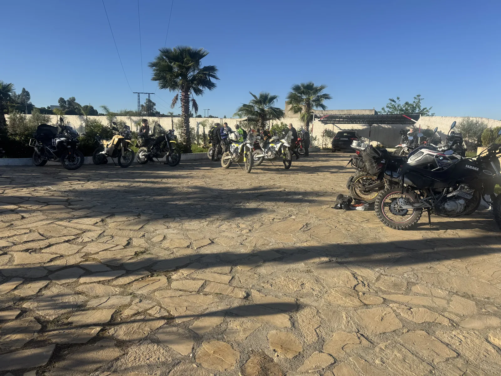 Voyageurs à moto devant la maison d’hôtes